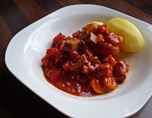 Seitan-Gulasch-angerichtet Veganes Seitan-Gulasch angerichtet