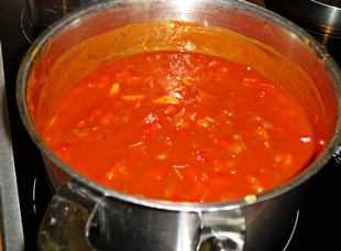Tomatensauce-kochen Tomatensauce für Seitan-Gulasch kochen